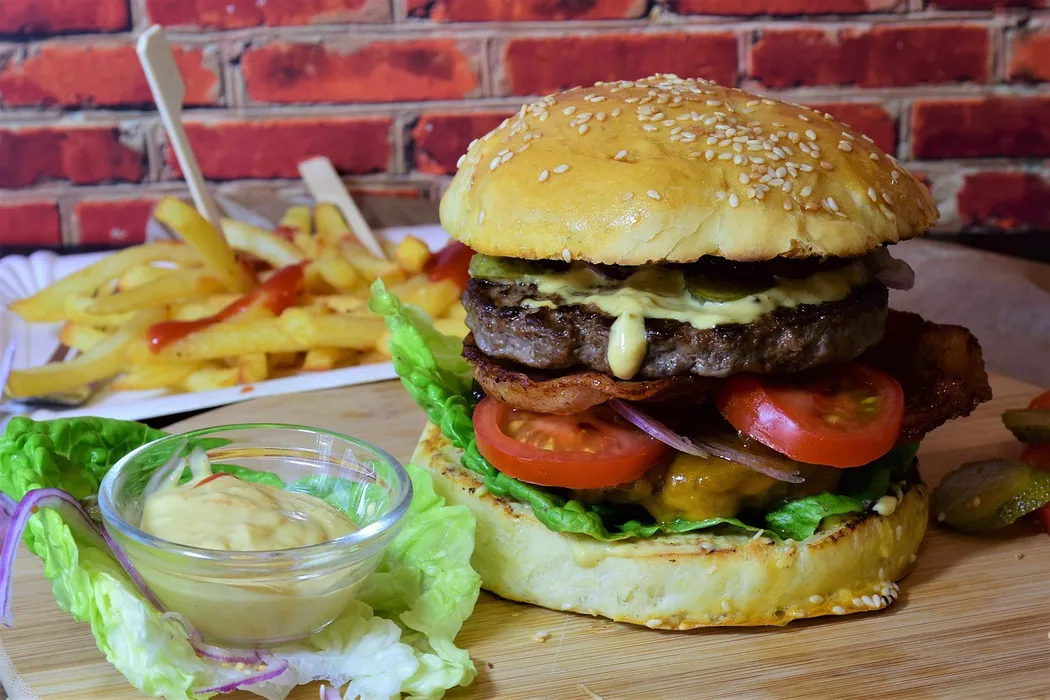 Ile kalorii ma burger wołowy?