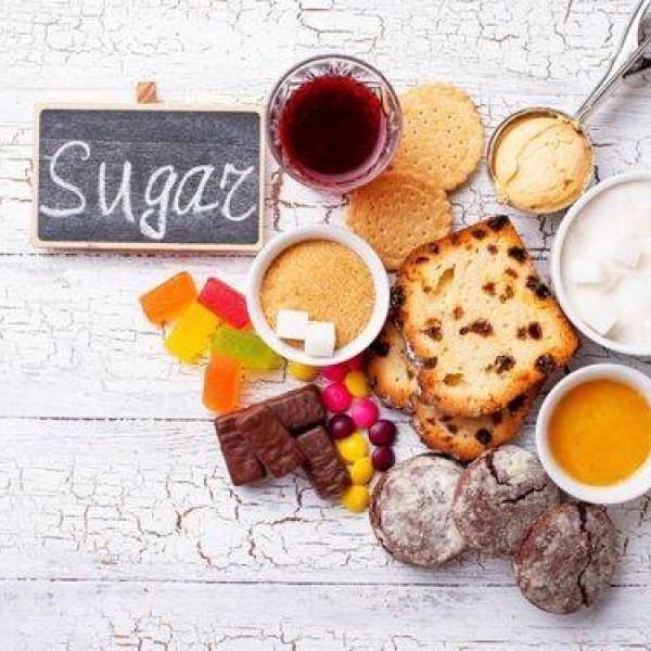 Dlaczego tyjemy od cukru: Zrozumienie szkodliwego wpływu napojów słodzonych